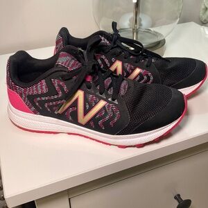 New balance tennis shoes